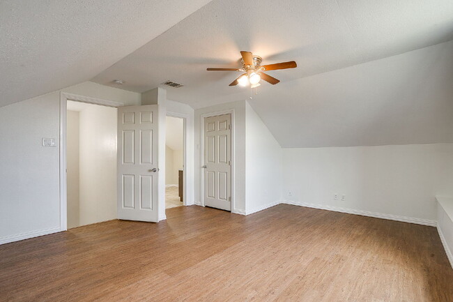 Building Photo - Updated Duplex in Weatherford with large y...