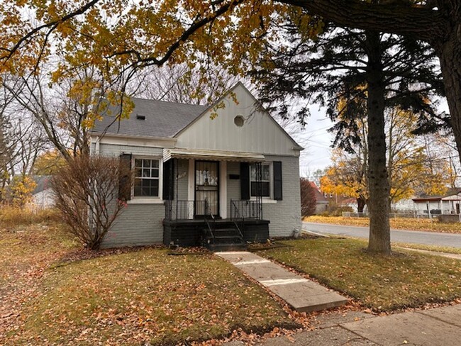 Primary Photo - Three Bed 1 Bath Brick Bungalow with basem...