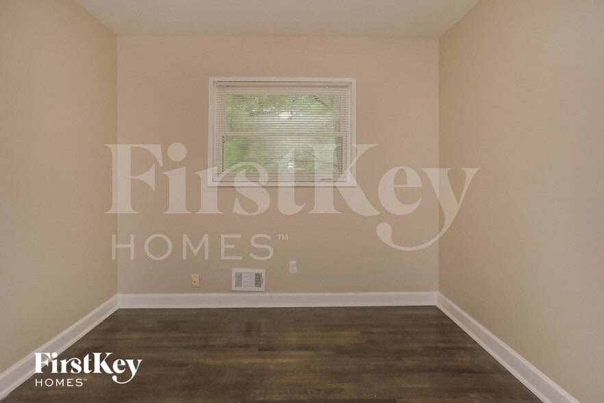 Building Photo - 1855 Shamrock Dr