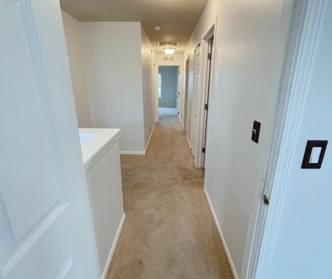 Building Photo - 1157 Goldfinch Ave