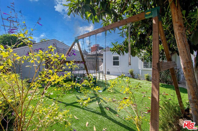 Building Photo - 326 N Vista St