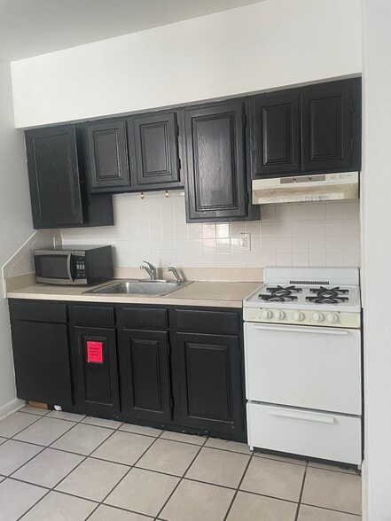 2150 N Carlisle Apt 2 - Kitchen - 2148 N Carlisle St