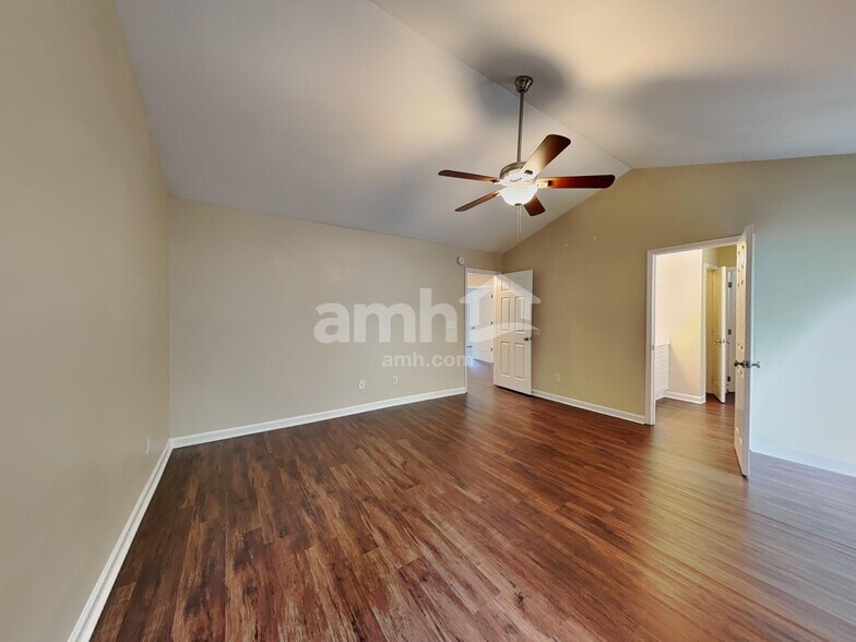 Building Photo - 612 Hanska Way