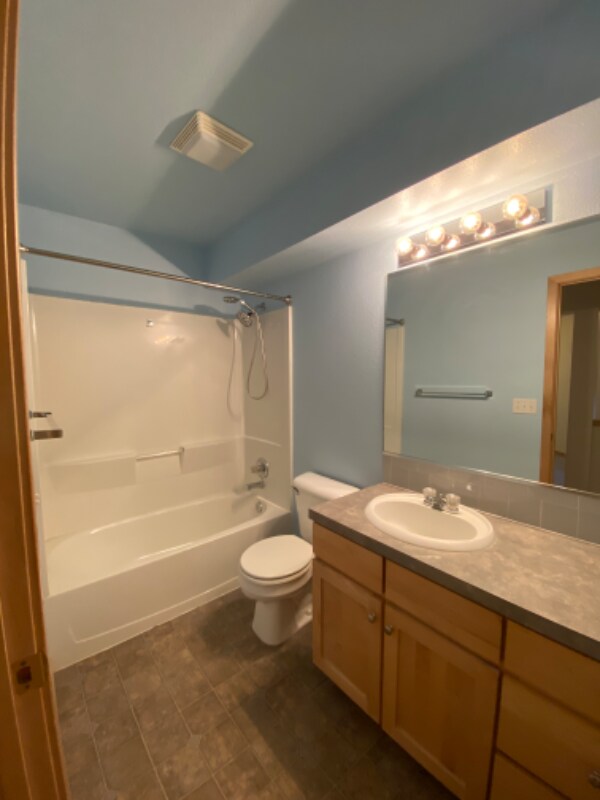 Building Photo - 4644 Brenton Dr