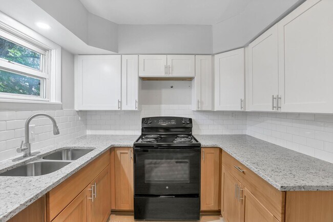 Building Photo - 307 S Wheatland Ave