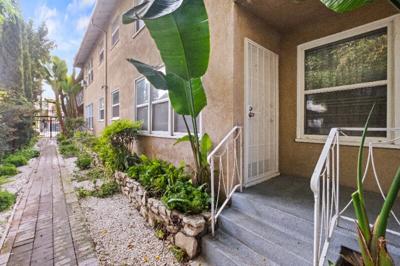 Building Photo - 2001 Beachwood Dr