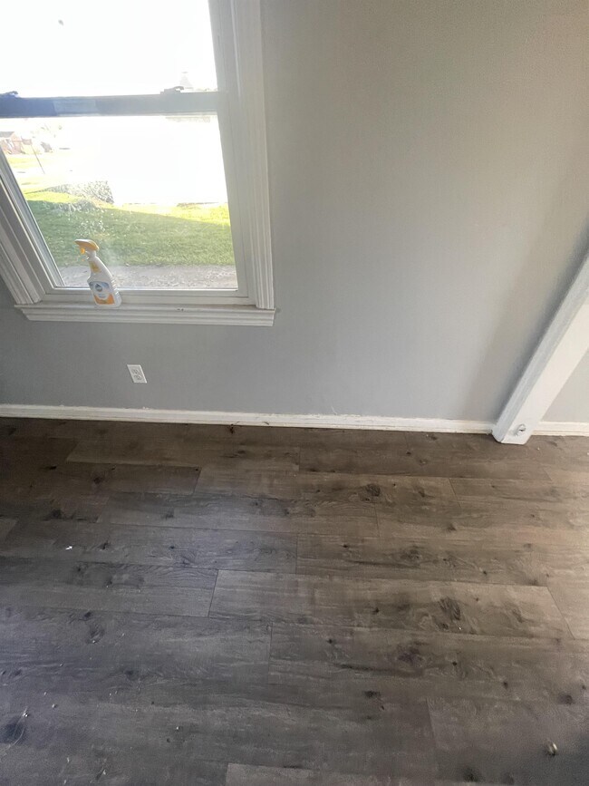 Building Photo - 1605 Everett Ave