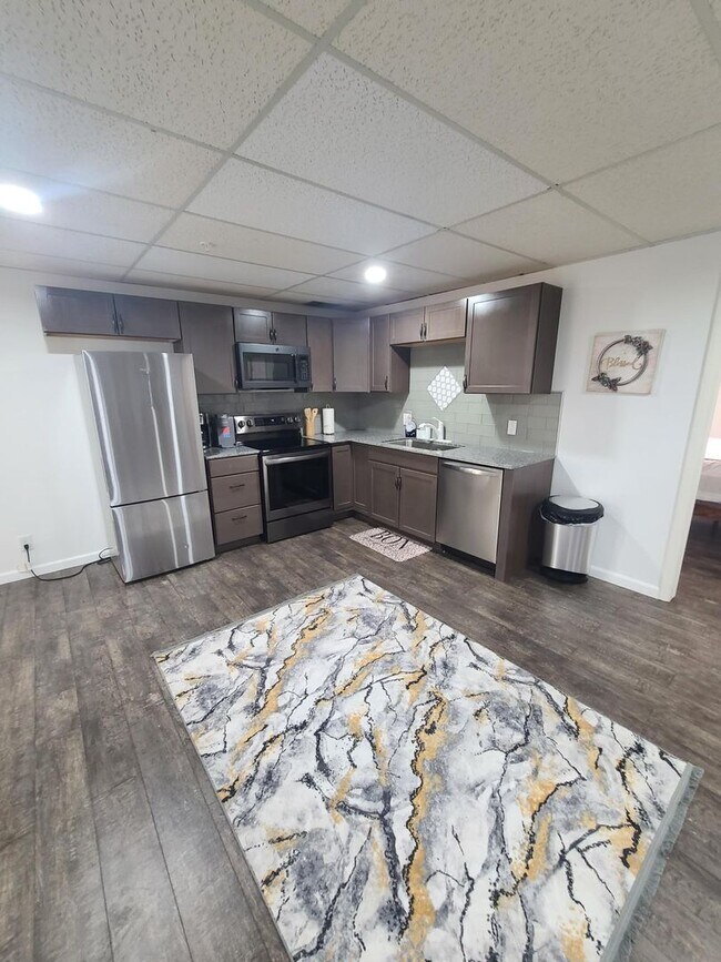 Building Photo - 17th St 6 Plex