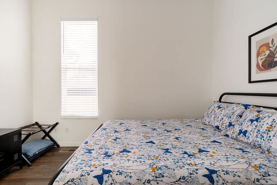 Building Photo - 2334 SE 8th Ave