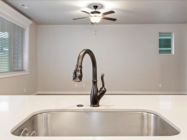 Building Photo - Free September Rent!  Beautiful Newer 4 Bed, 3 Bath located in the heart of Meridian - available ...