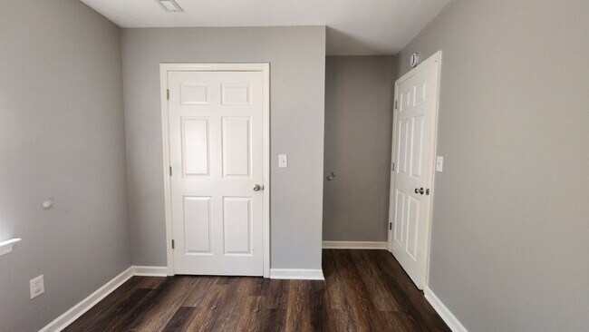 Building Photo - Refreshed 2BR/1BA duplex apartment for rent!