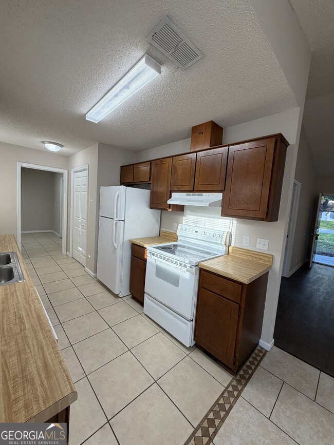 Building Photo - 107 Pineneedle Ct