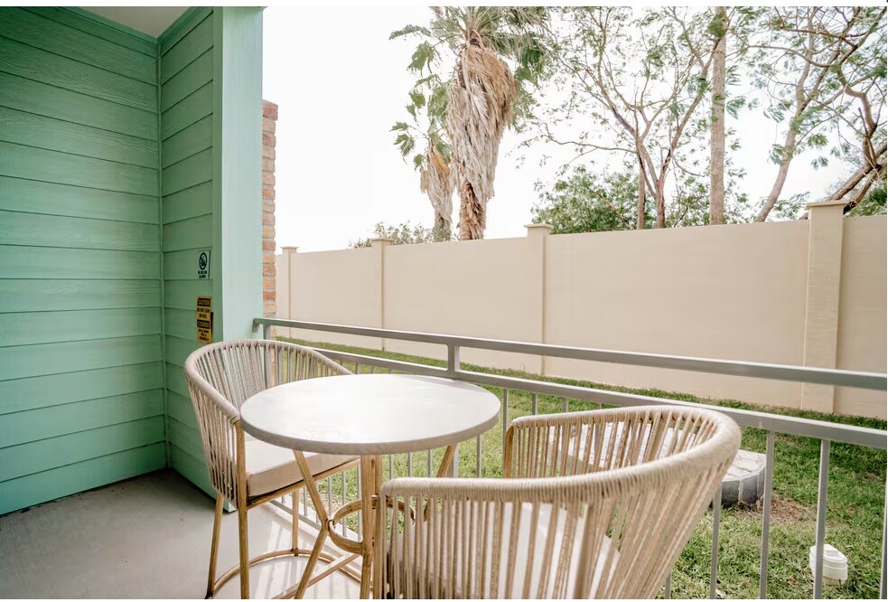 Building Photo - 600 E Dallas Ave