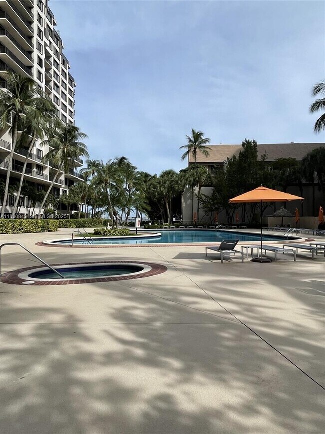 Building Photo - 540 Brickell Key Dr