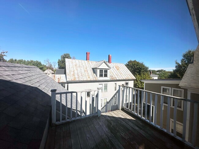 Building Photo - 13 Center St