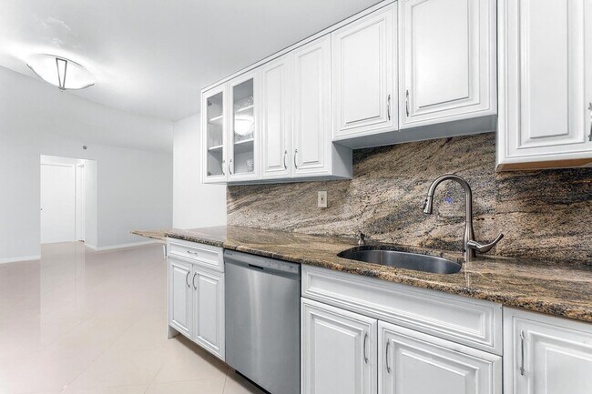 Building Photo - 3215 S Ocean Blvd