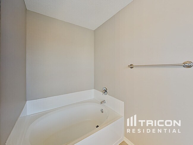 Building Photo - 1052 Shadywood Dr
