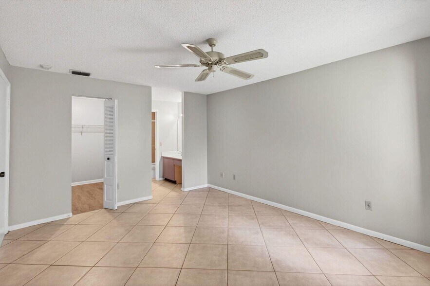 Building Photo - 400 Club Cir