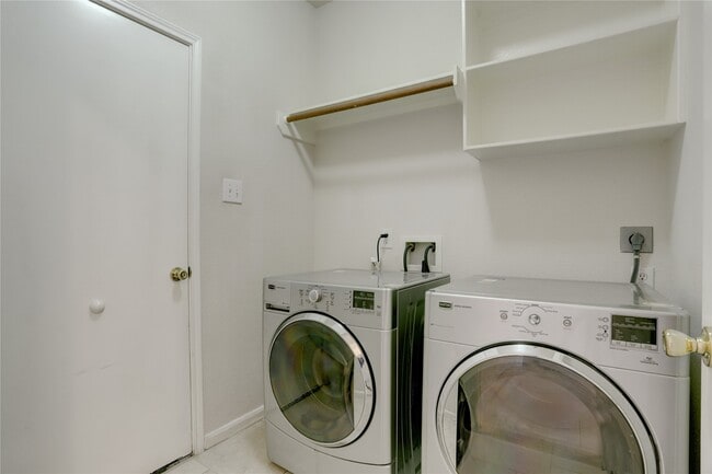 Building Photo - 5503 Gatesprings Ln