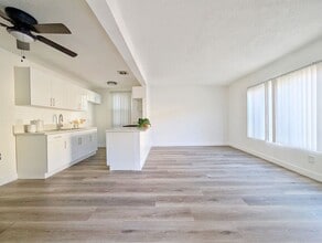 Building Photo - 1818 W Sumac Ln