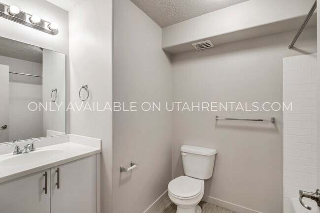 Building Photo - 1080 W 965 N