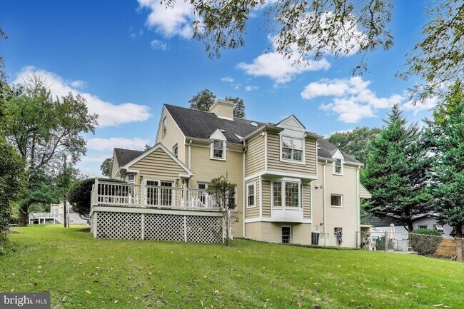 Building Photo - 9326 W Parkhill Dr