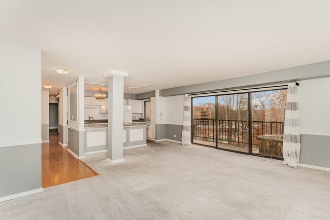 Building Photo - 111 S Baybrook Dr