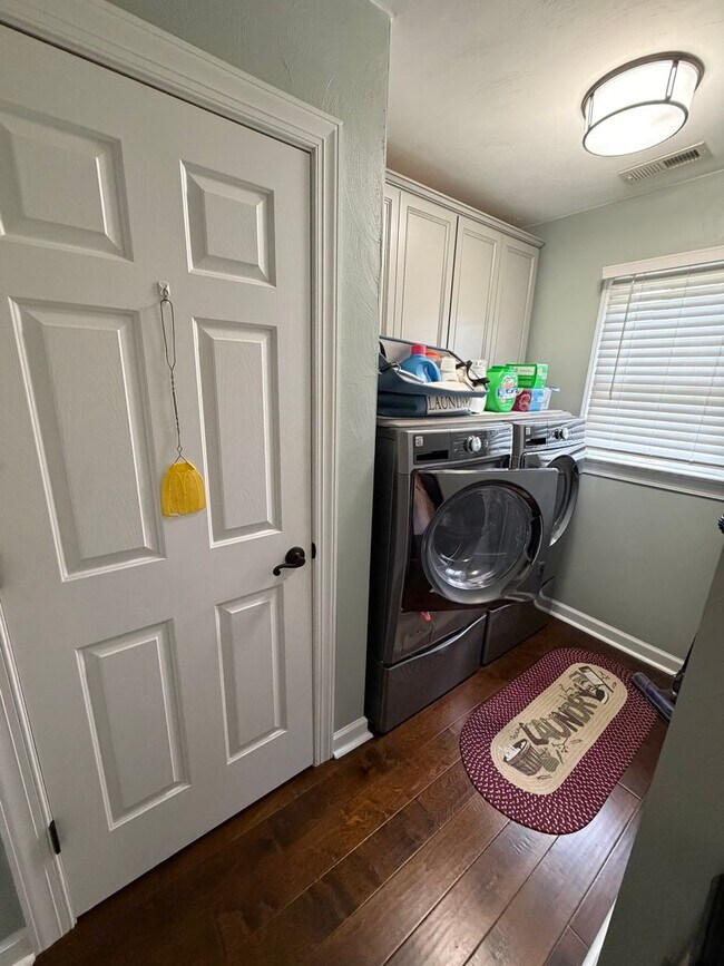 Building Photo - 4 Bed / 2.5 Bath Single Family Home