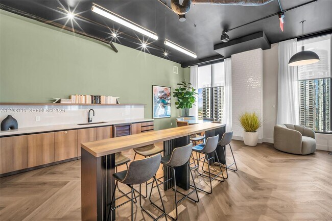 Building Photo - 121 NE 5th St