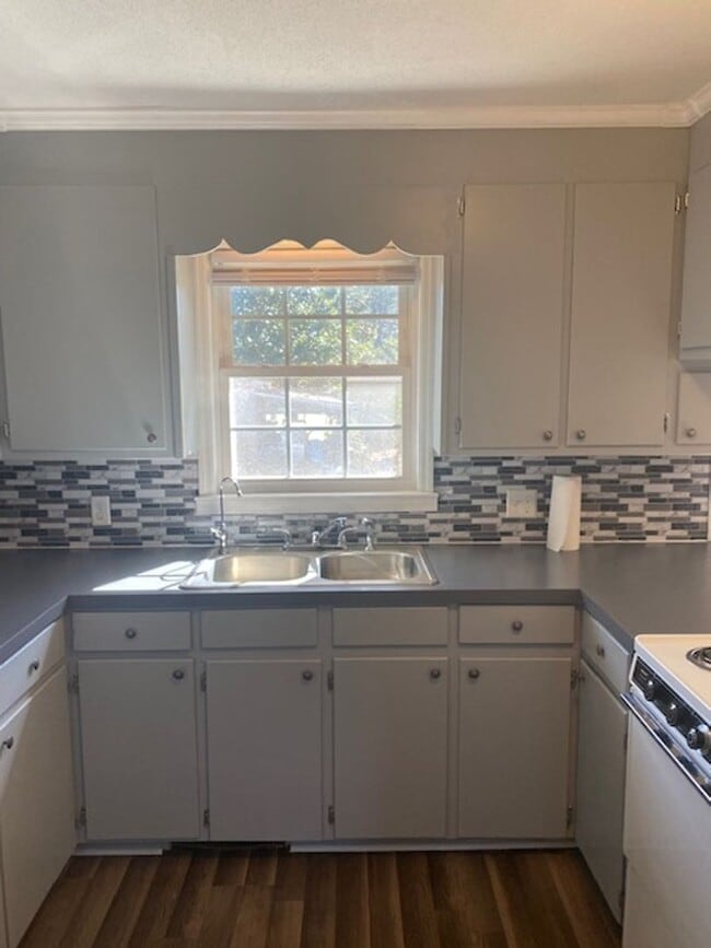 Building Photo - 3 bed 2 bath Brick Ranch