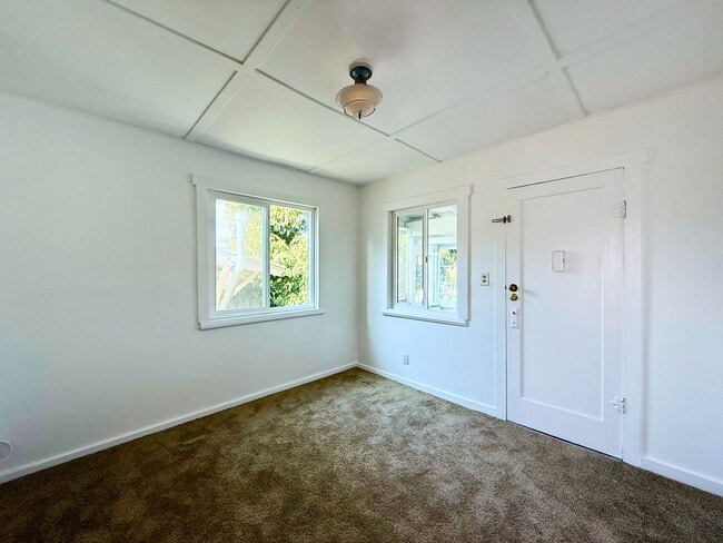 Building Photo - Welcome to your beautiful beach cottage, perfectly situated in Ocean Beach!