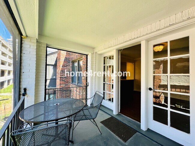 Building Photo - Luxury Condo Living Near the Country Club Plaza - 1 Month FREE!