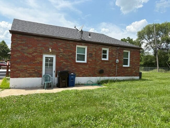 Building Photo - Beautifully rehabbed bungalow in Universit...