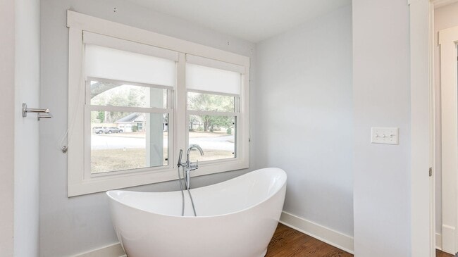 Building Photo - 3 Bedroom 3 Bath House in Parish Place - M...