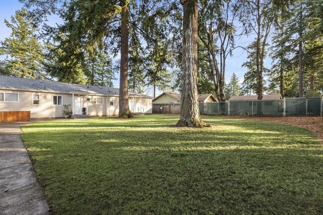 Building Photo - Spacious 2bedroom 1 bath in well maintained 4 Plex!