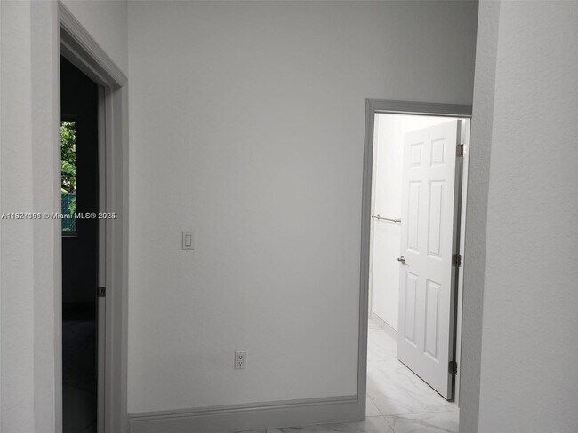 Building Photo - 218 SW 1st Ave