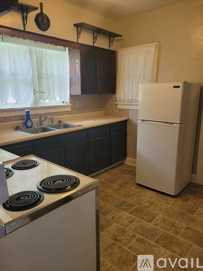Building Photo - 2 Bd 1 Ba House in Beatrice Available in June!