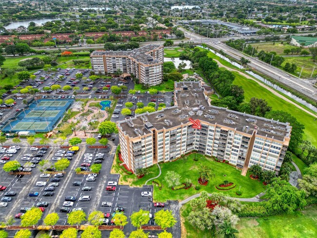 Building Photo - 1100 St Charles Pl