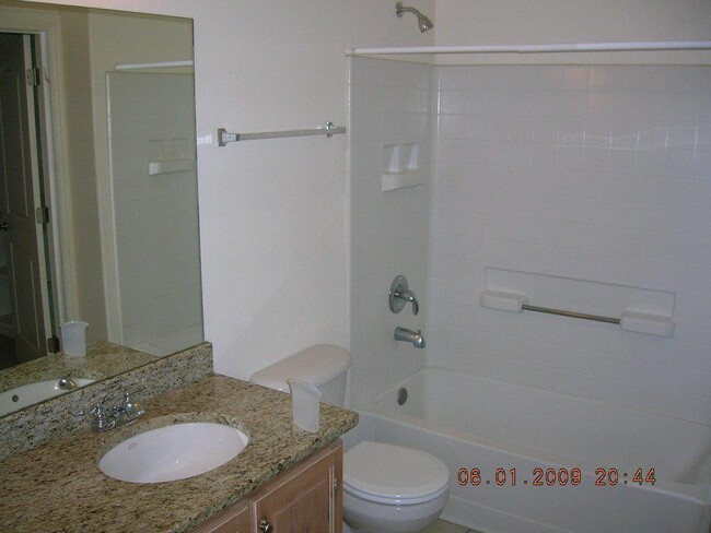Building Photo - Great Condo with Tile & Granite