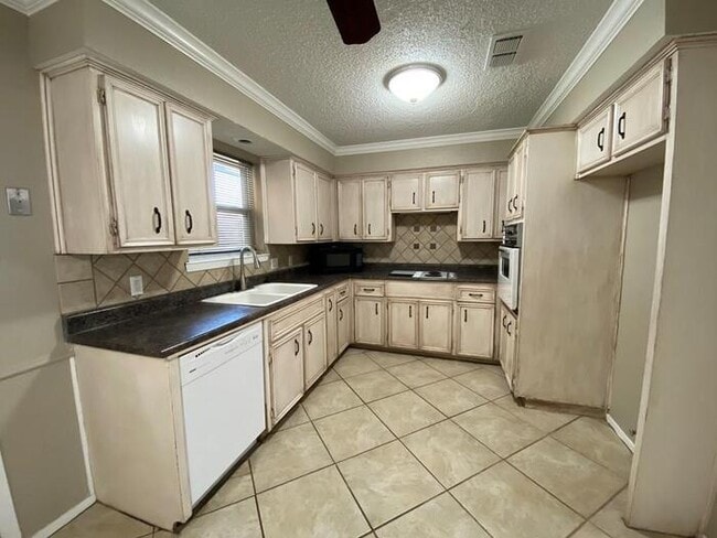 Building Photo - Country living near town! 3 bed 2 bath hom...