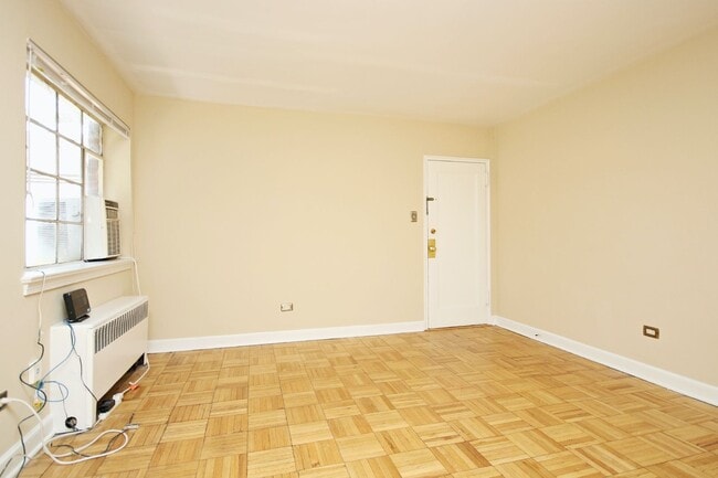 Building Photo - Top Floor UVA Apartment With Ting Internet