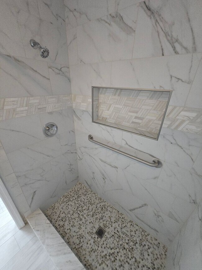 Building Photo - Beautiful and spacious remodeled unit