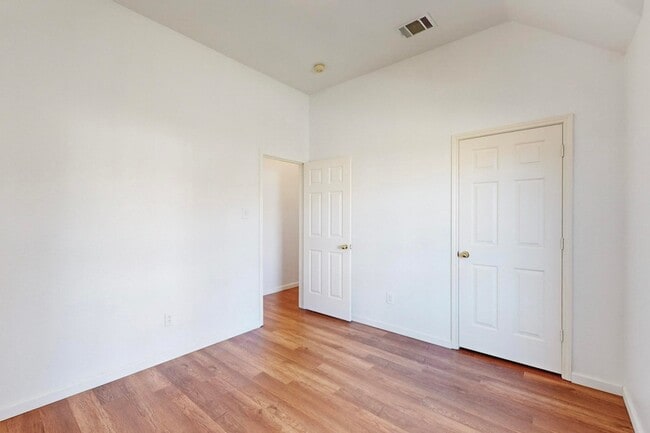 Building Photo - 2710 Mum Dr