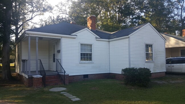 Building Photo - 925 Biggs St