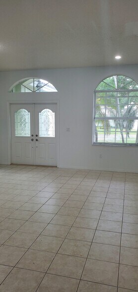 Building Photo - 420 SE 23rd Ln