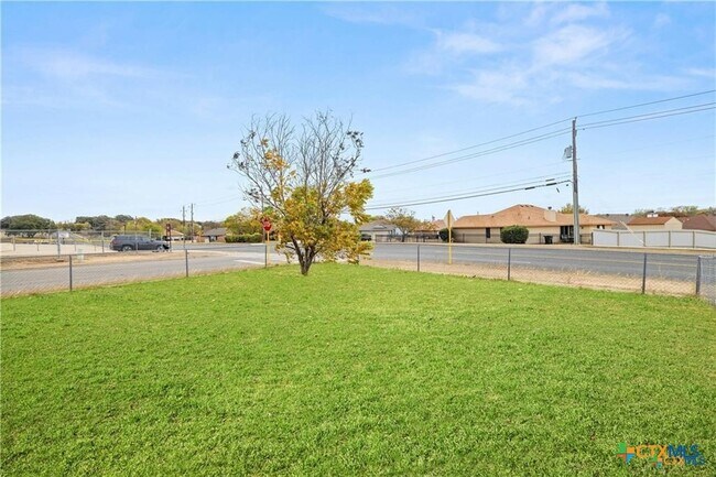 Building Photo - 3210 Raven Dr
