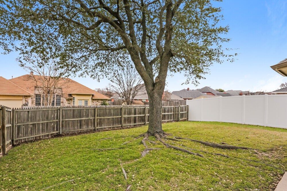 Building Photo - 712 Stain Glass Dr