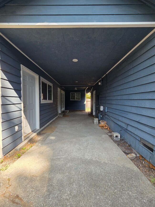 Building Photo - 1290 NE Fairgrounds Rd