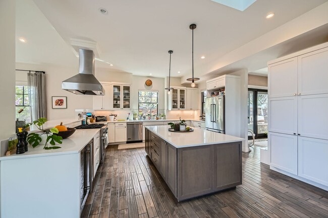 Building Photo - Refined Boulder Living - Furnished 5BDR Gem