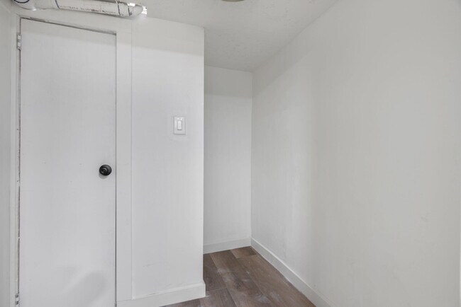 Building Photo - 219 Solano Dr SE